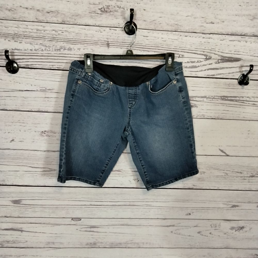 New without tags. "Karent" woman's maternity shorts